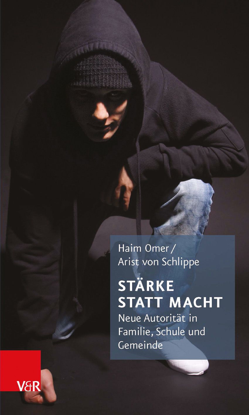 Buchcover mit Person in Kapuzenpullover. Titel: Stärke statt Macht. Autor: Haim Omer, Arist von Schlippe. Verlag: V&R.