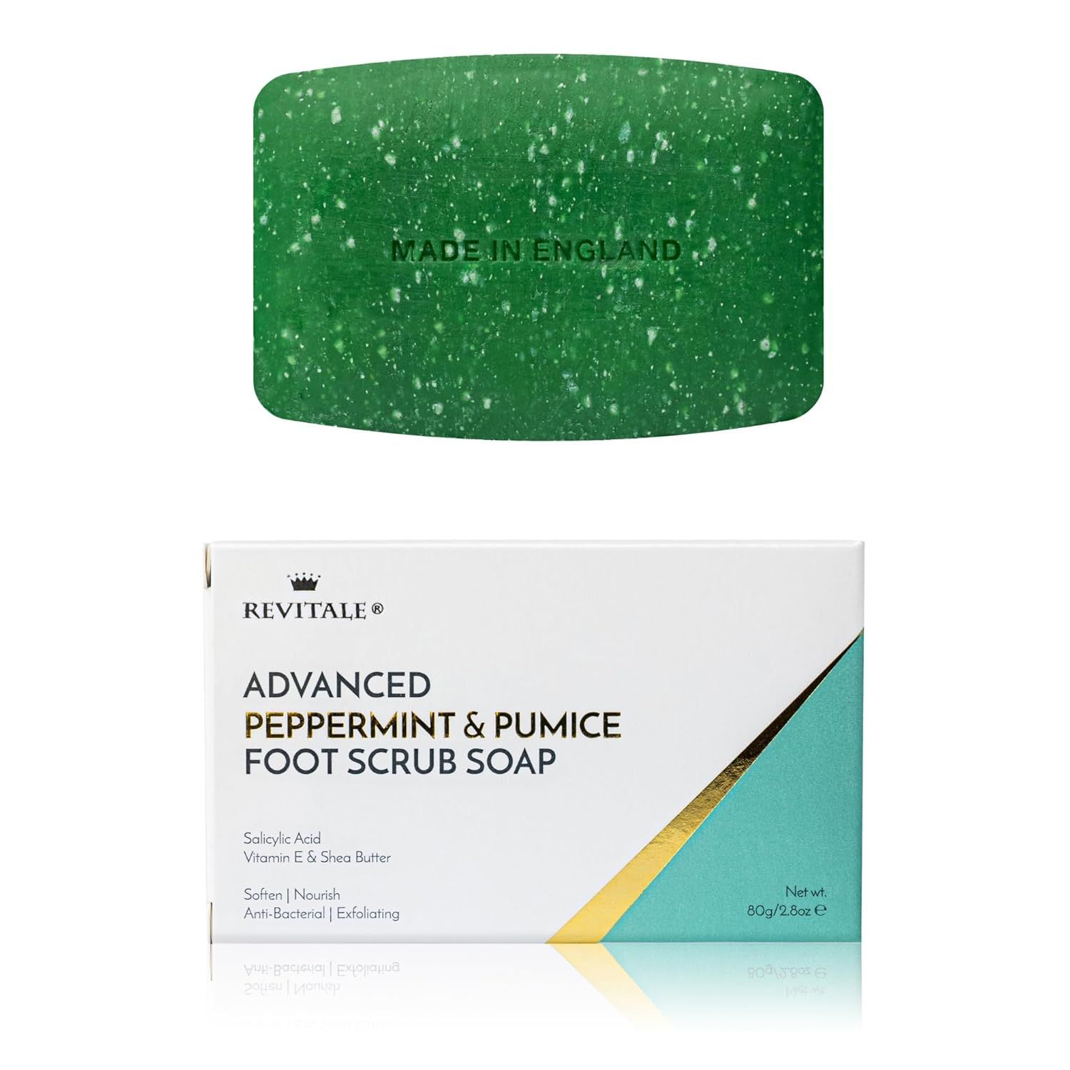 Grüne Seife mit weißen Punkten. Aufschrift: Made in England. Verpackung: Revitale Advanced Peppermint & Pumice Foot Scrub Soap.