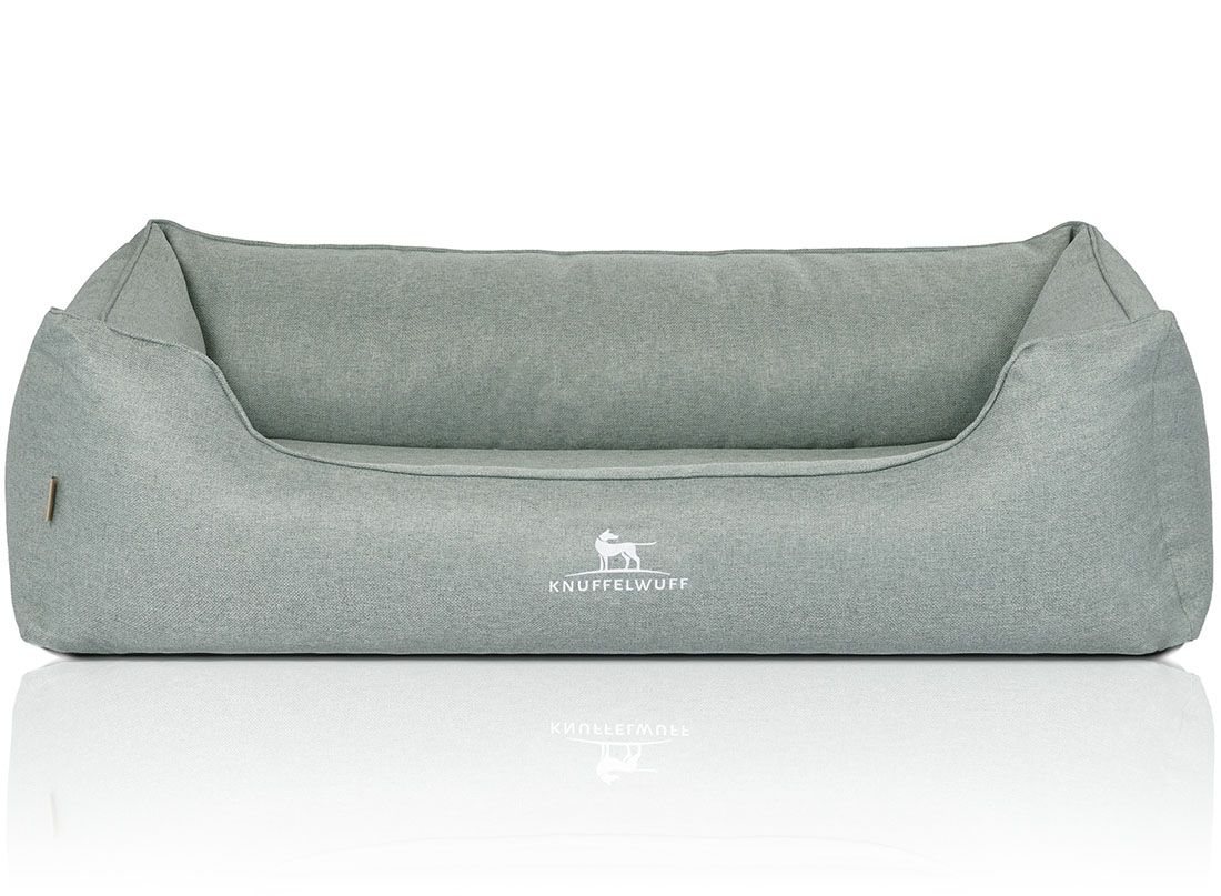 Orthopädisches Hundebett Luisa, hellgrau. Rechteckige Form mit erhöhten Seiten. Knuffelwuff Logo. Stoffstruktur sichtbar.