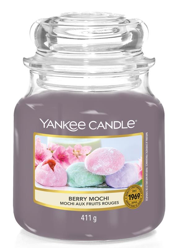 Duftkerze im Glas mit Deckel. Aufkleber mit Mochi-Abbildung und Schriftzug. Marke: Yankee Candle. Gewicht: 411g.