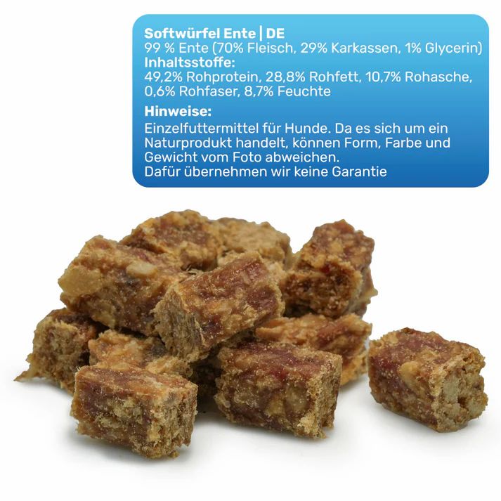 Hundesnacks in Würfelform. Textfeld mit Nährwertangaben und Hinweis auf Naturprodukt. Einzelne Würfel und Haufen.