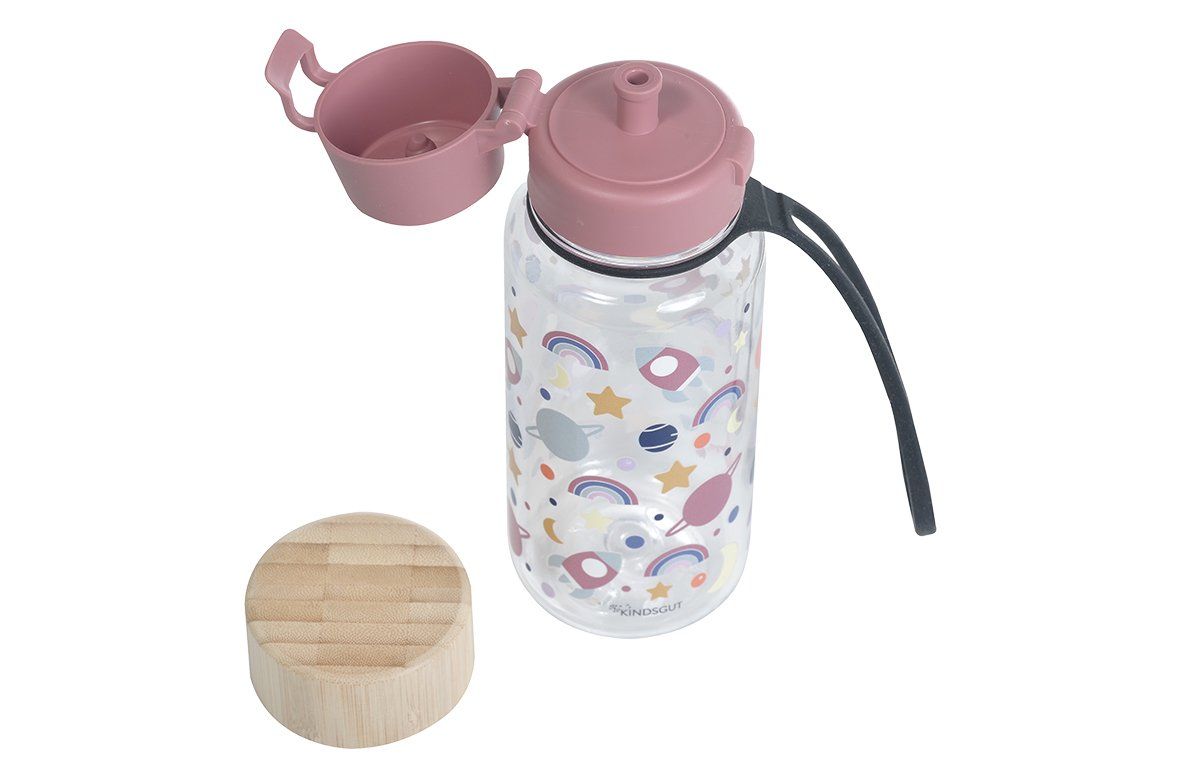 Trinkflasche mit Weltraum-Motiv, rosa Verschlusskappe geöffnet, Bambusdeckel daneben. Schwarze Schlaufe.