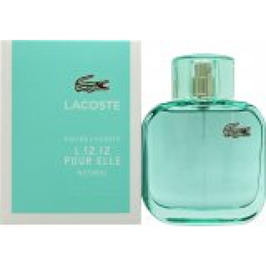 Hellblaue Flasche und Verpackung. Lacoste-Logo und Schriftzug. Produktname und Beschreibung auf der Verpackung.