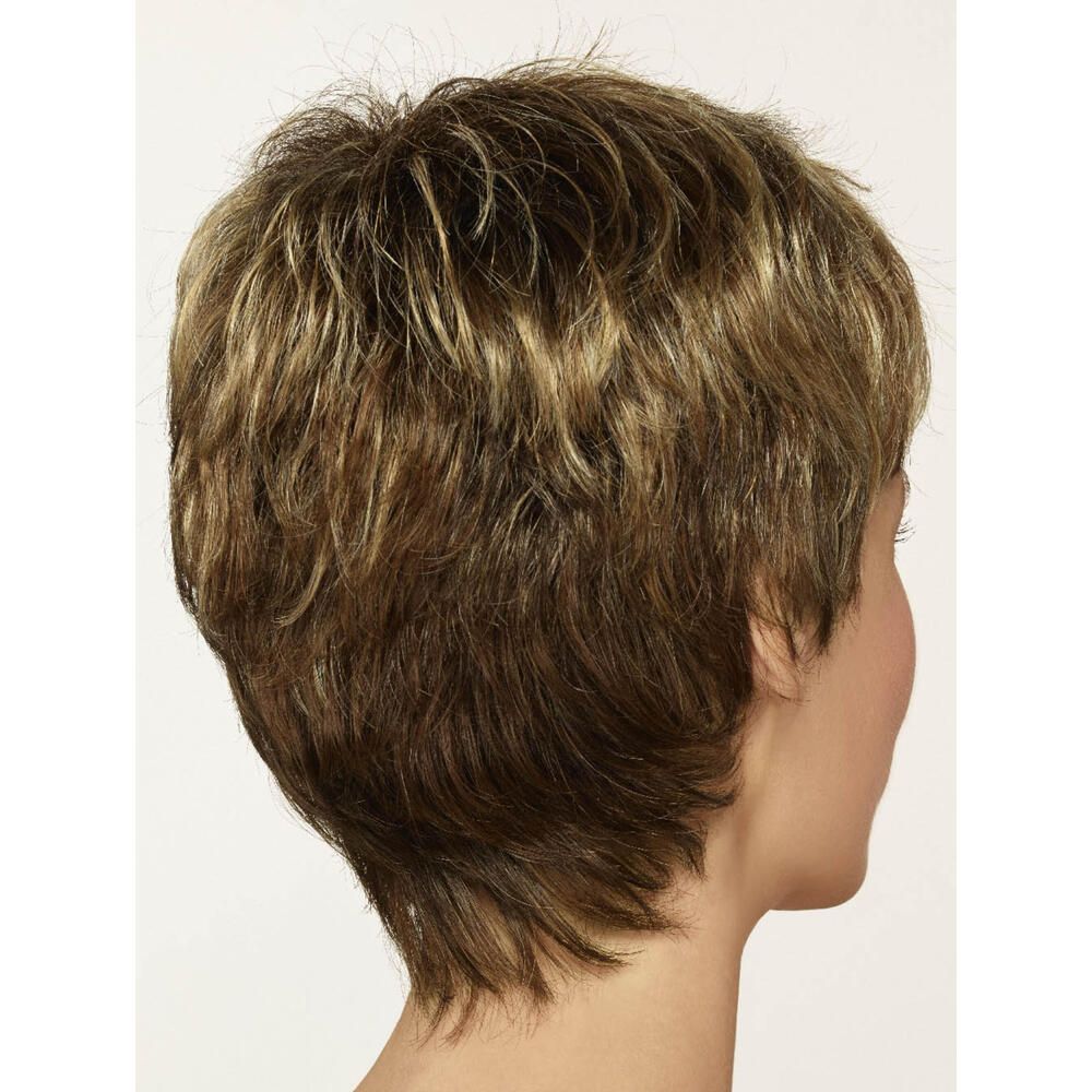 Kurzhaarperücke, braun mit blonden Strähnen. Rückansicht einer Frau mit Perücke.