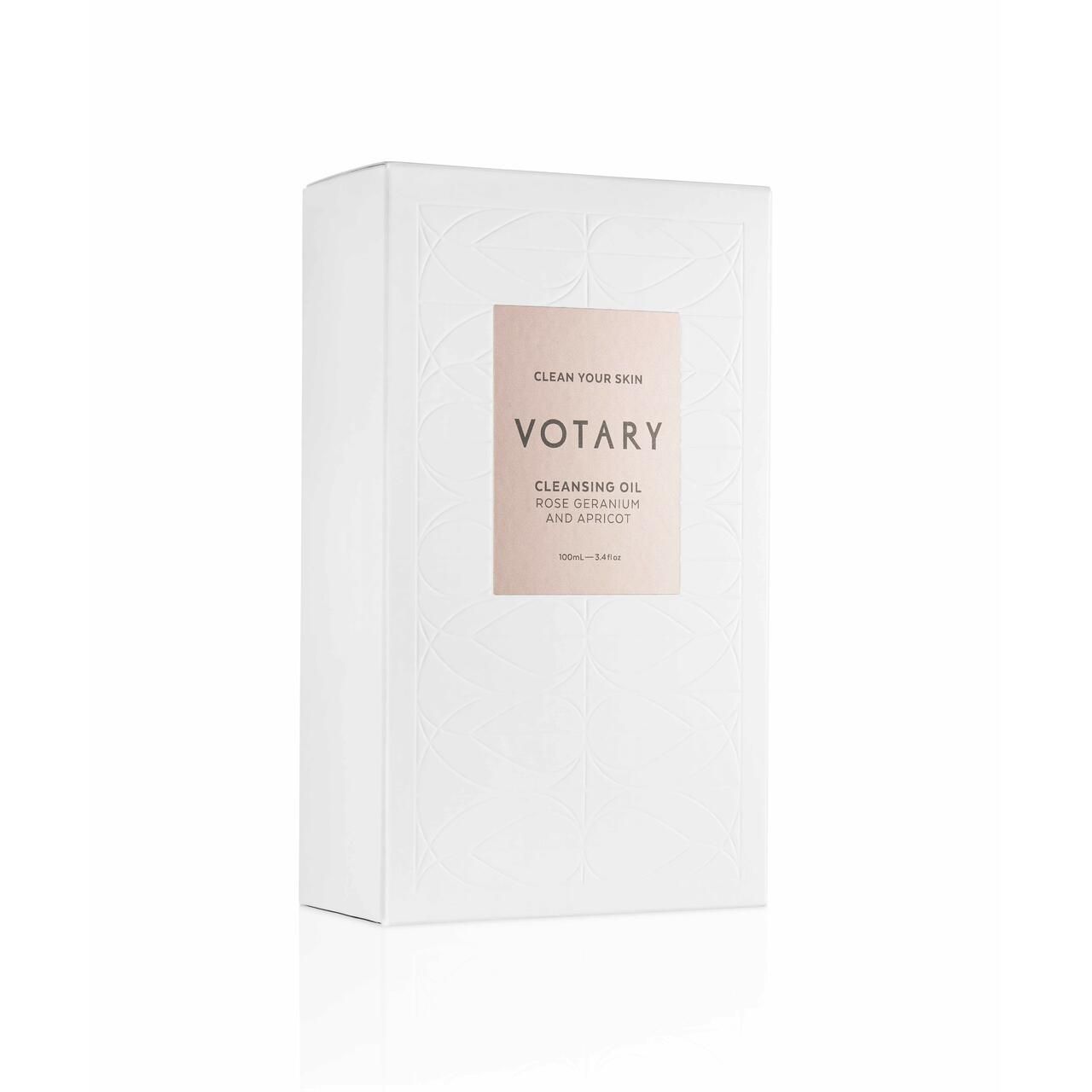 Weiße rechteckige Verpackung mit Etikett. Aufschrift Votary, Cleansing Oil, Rose Geranium & Apricot.