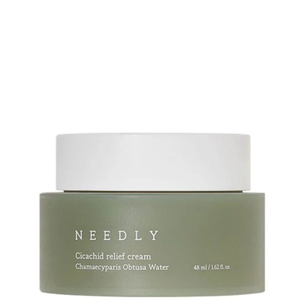 Grüner Tiegel mit weißem Deckel. Aufschrift: NEEDLY, Cicachid relief cream, Chamaecyparis Obtusa Water. Volumen: 48 ml.