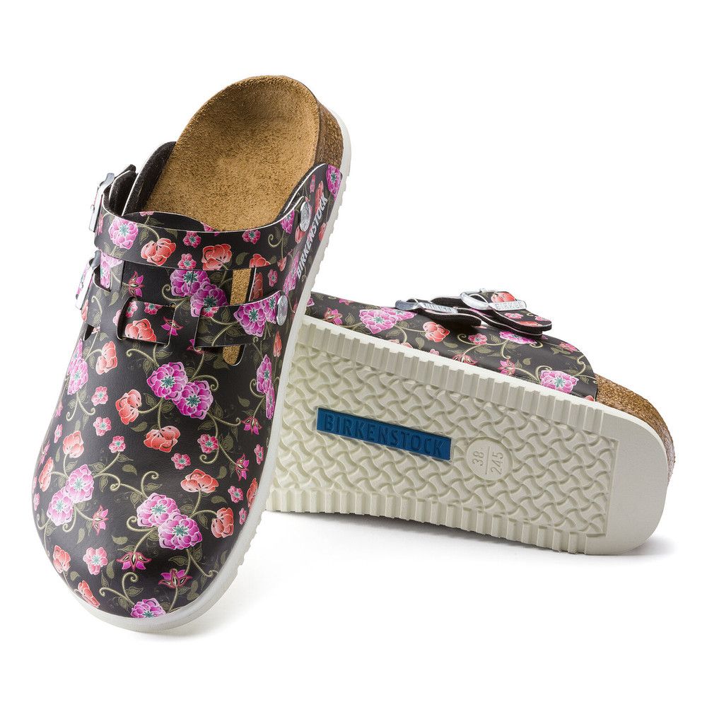 Zwei Pantoletten mit Blumenmuster. Korkfußbett. Weiße Sohle. Birkenstock-Logo auf der Sohle. Schwarze Farbe. Kay SL Pantolette.