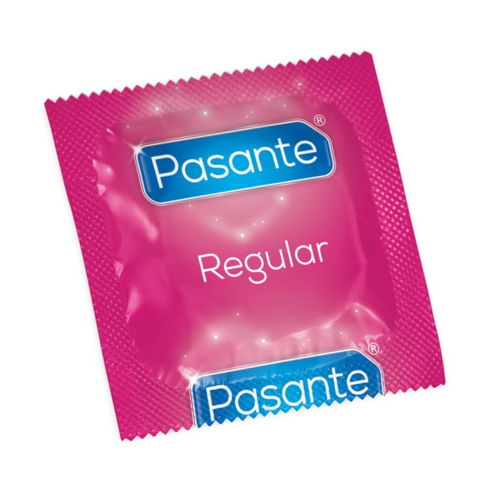 Einzeln verpacktes Pasante Regular Kondom in rosa Folie. Marke und Produktname deutlich sichtbar.