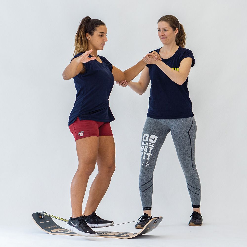 Zwei Personen trainieren mit GIBOARD SET - CAESAR JIB, eine Person auf dem Board, die andere gibt Halt.