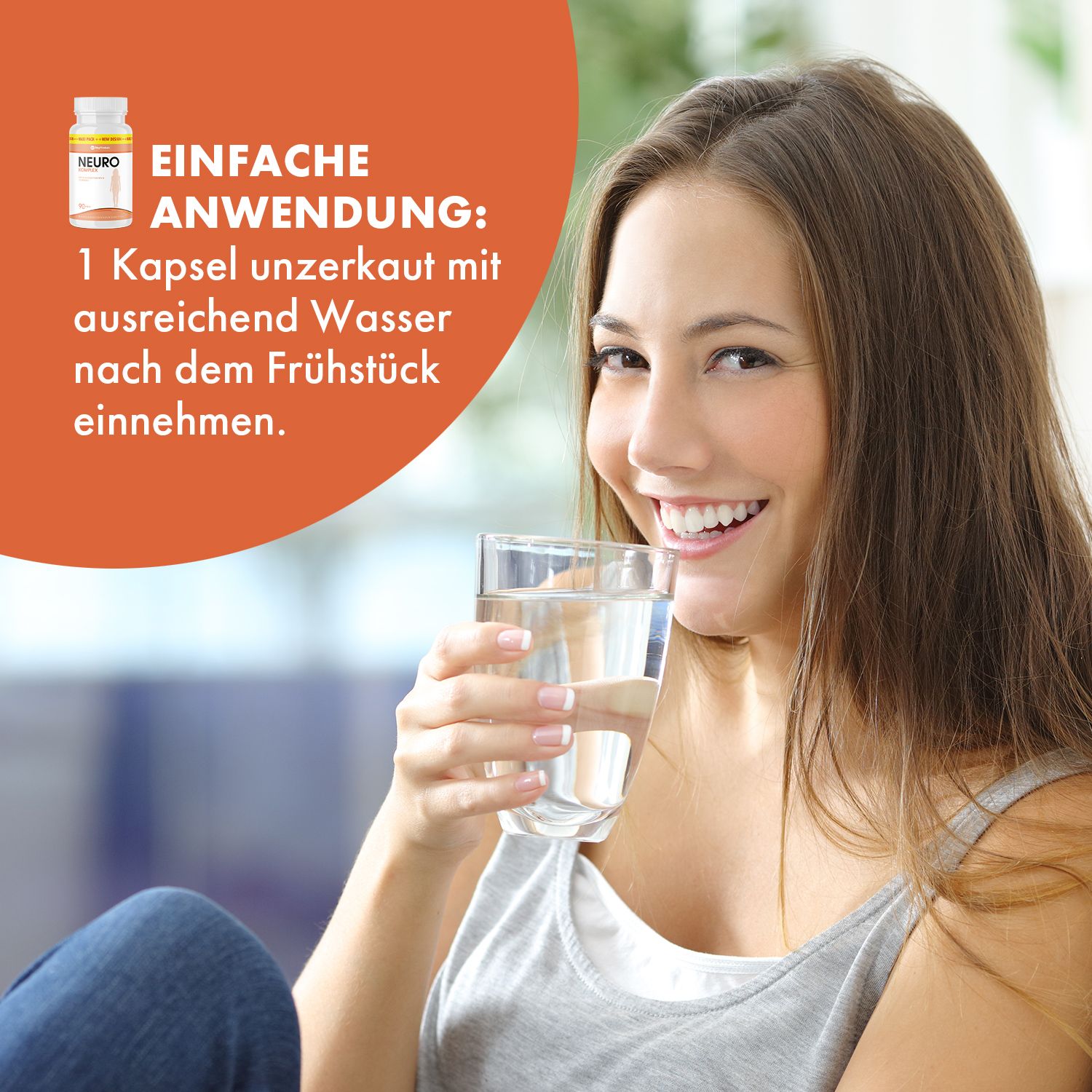Frau trinkt Wasser aus einem Glas. Auf orangefarbenem Hintergrund Text: EINFACHE ANWENDUNG: 1 Kapsel unzerkaut mit ausreichend Wasser nach dem Frühstück einnehmen.