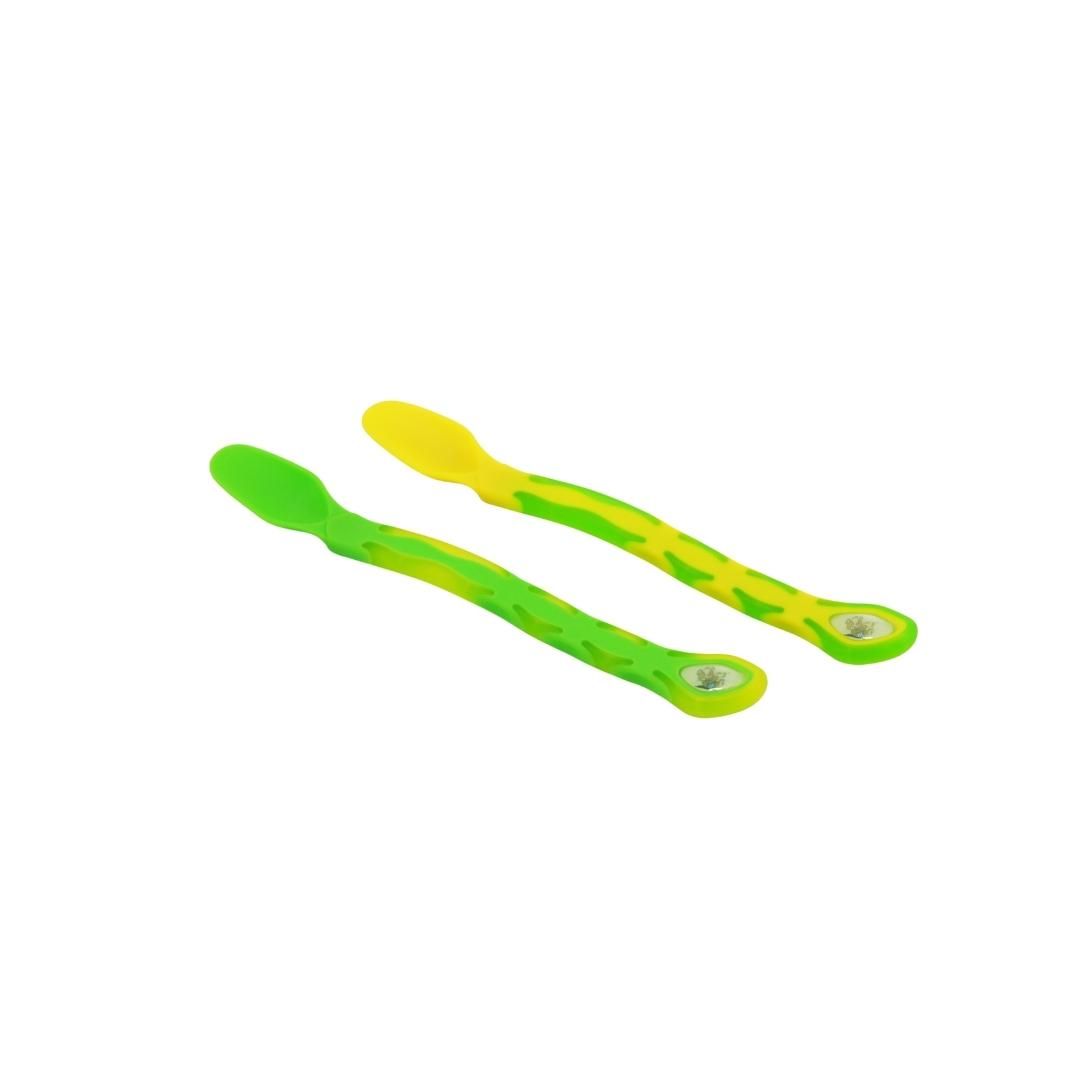 Zwei Babylöffel. Grüne und gelbe Löffel mit langen, wellenförmigen Griffen. Die Löffel sind aus Silikon.