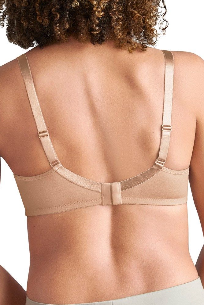 Beigefarbener BH von hinten. Verstellbare Träger und Verschluss. Frau mit lockigem Haar.