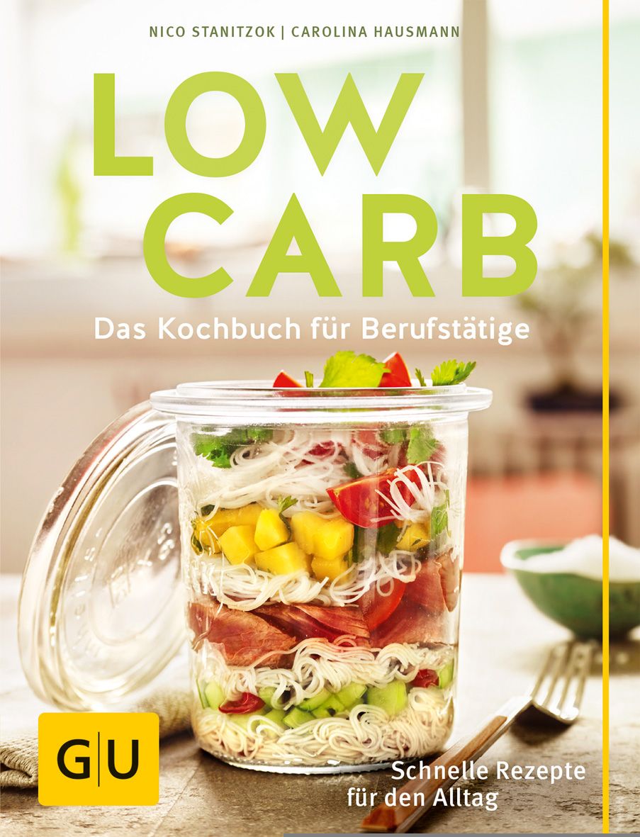 Buchcover mit Titel "LOW CARB". Darunter ein Glas mit Salat. Autoren: Nico Stanitzok, Carolina Hausmann. Verlag: GU. Text: Schnelle Rezepte für den Alltag.