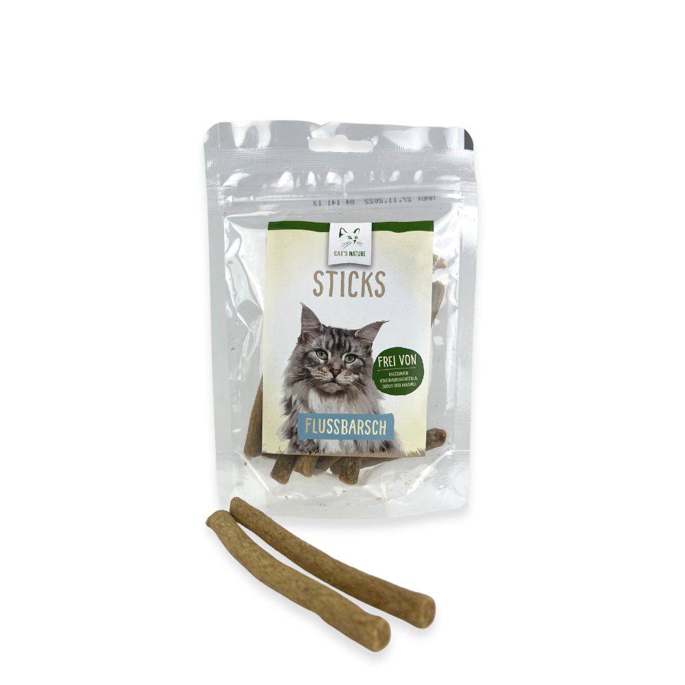 Verpackung mit Sticks für Katzen. Aufdruck mit Katze und Schriftzug "STICKS". Zwei Sticks liegen davor.
