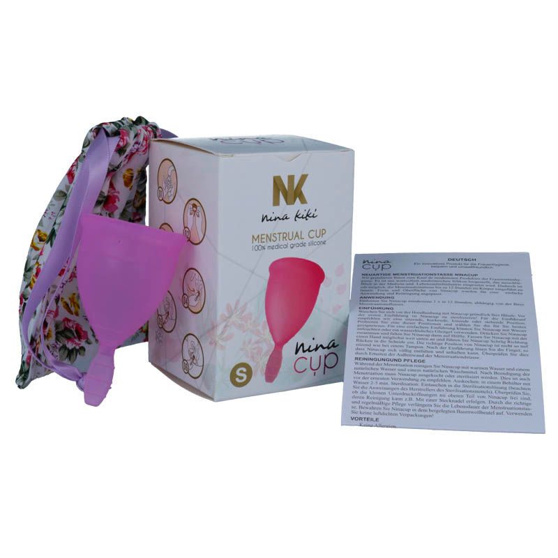 Menstruationstasse in Rosa, Verpackung, Beutel und Anleitung. Produktname und Logo sichtbar.