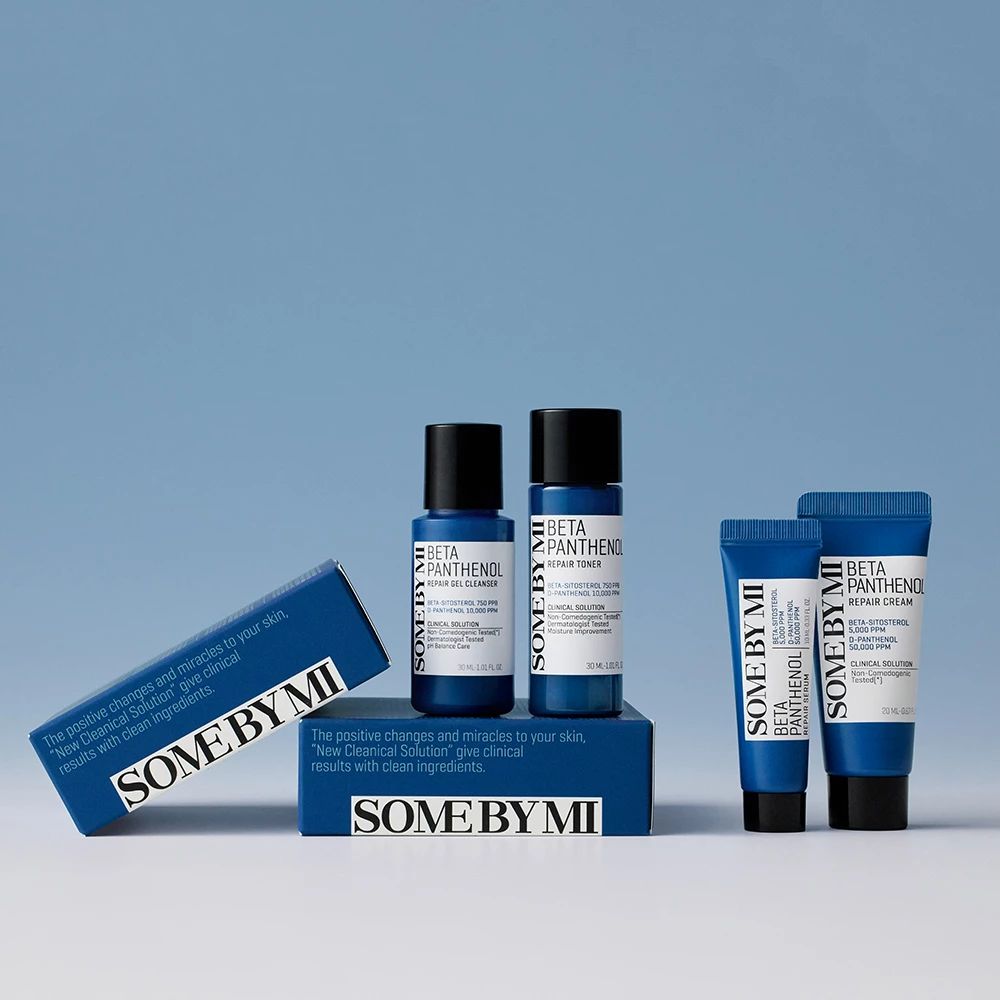 Blaues Set mit mehreren Flaschen und Tuben. Aufdruck: SOME BY MI, Beta Panthenol. Auf blauen Podesten angeordnet.