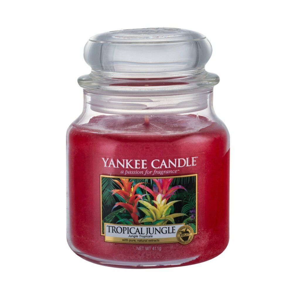 Rote Duftkerze mit Glasdeckel. Etikett mit Aufschrift: Yankee Candle, Tropical Jungle. Netto 411g. Tropische Blumen abgebildet.