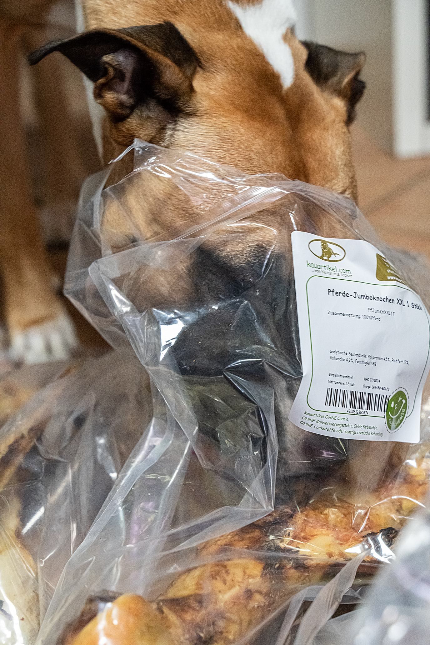 Zwei getrocknete Schweineohren für Hunde.