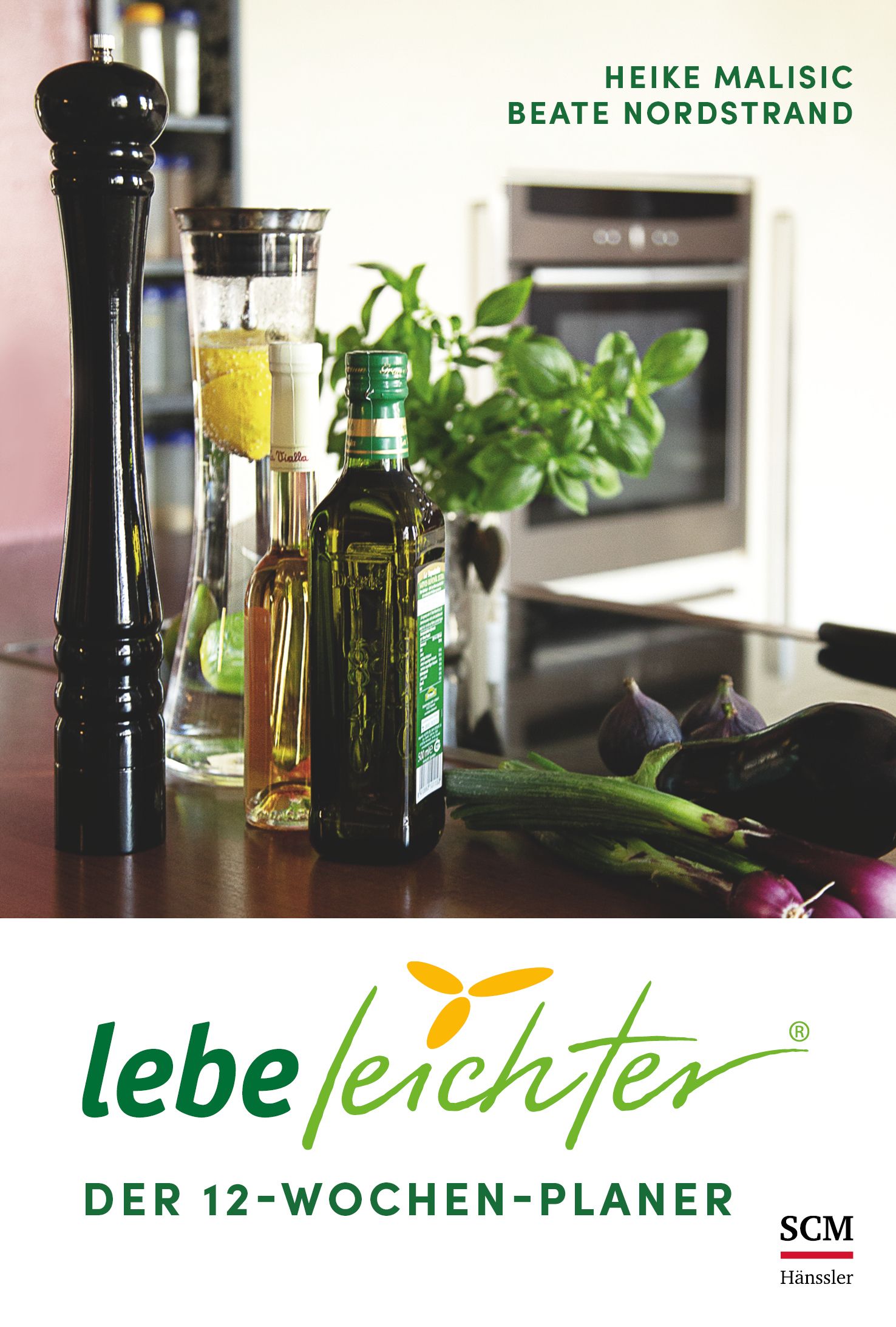 Buchcover mit Titel 'Lebe leichter - Der 12-Wochen-Planer'. Autoren: Heike Malisic, Beate Nordstrand. Auf Tisch: Ölflasche, Gemüse, Kräuter.