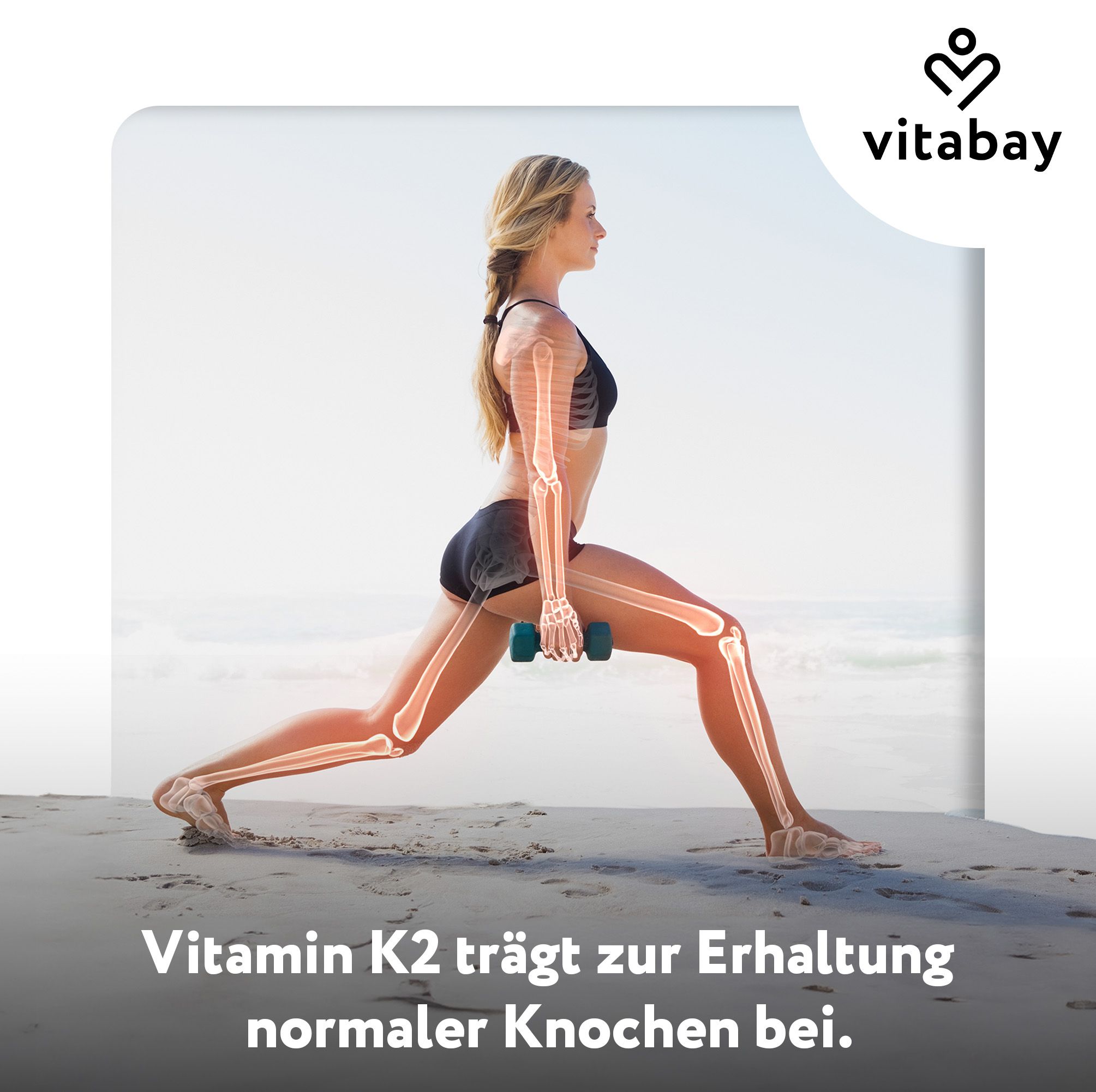 Frau macht Ausfallschritt am Strand, Skelett hervorgehoben. Text: Vitamin K2 trägt zur Erhaltung normaler Knochen bei.
