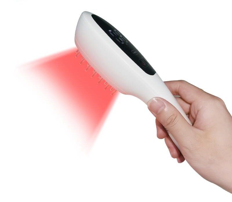 Weißes, handliches Gerät mit rotem Lichtstrahl. In der Hand gehalten, mit sichtbaren Zähnen.