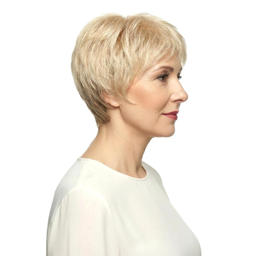 Blonde Kurzhaarperücke. Frau mit weißem Oberteil. Seitenansicht.