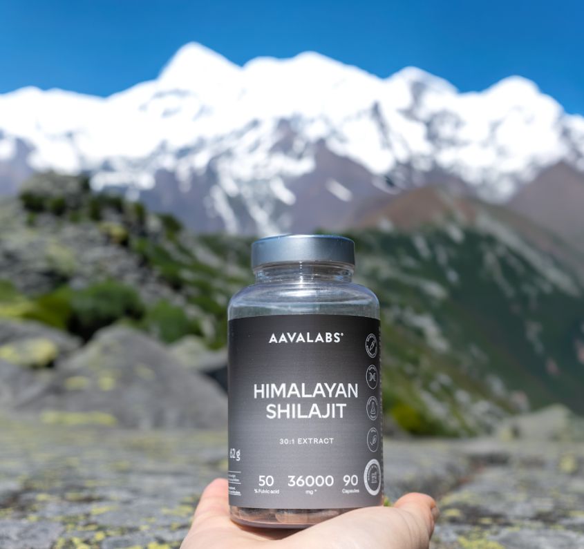Aavalabs Himalaya Shilajit Kapselbehälter in Berglandschaft.
