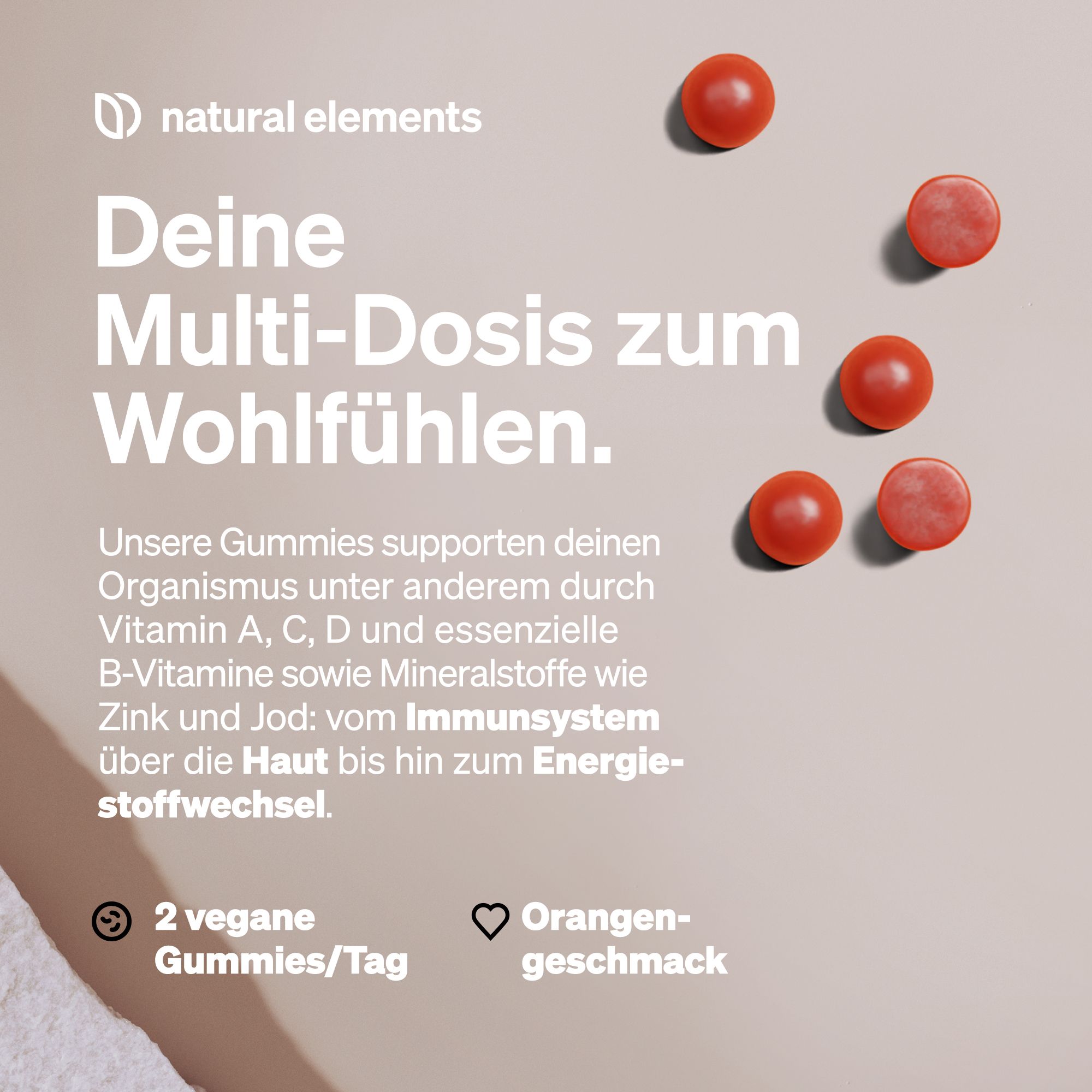 Rote Gummibärchen. Text: Deine Multi-Dosis zum Wohlfühlen. 2 vegane Gummies/Tag. Orangengeschmack.