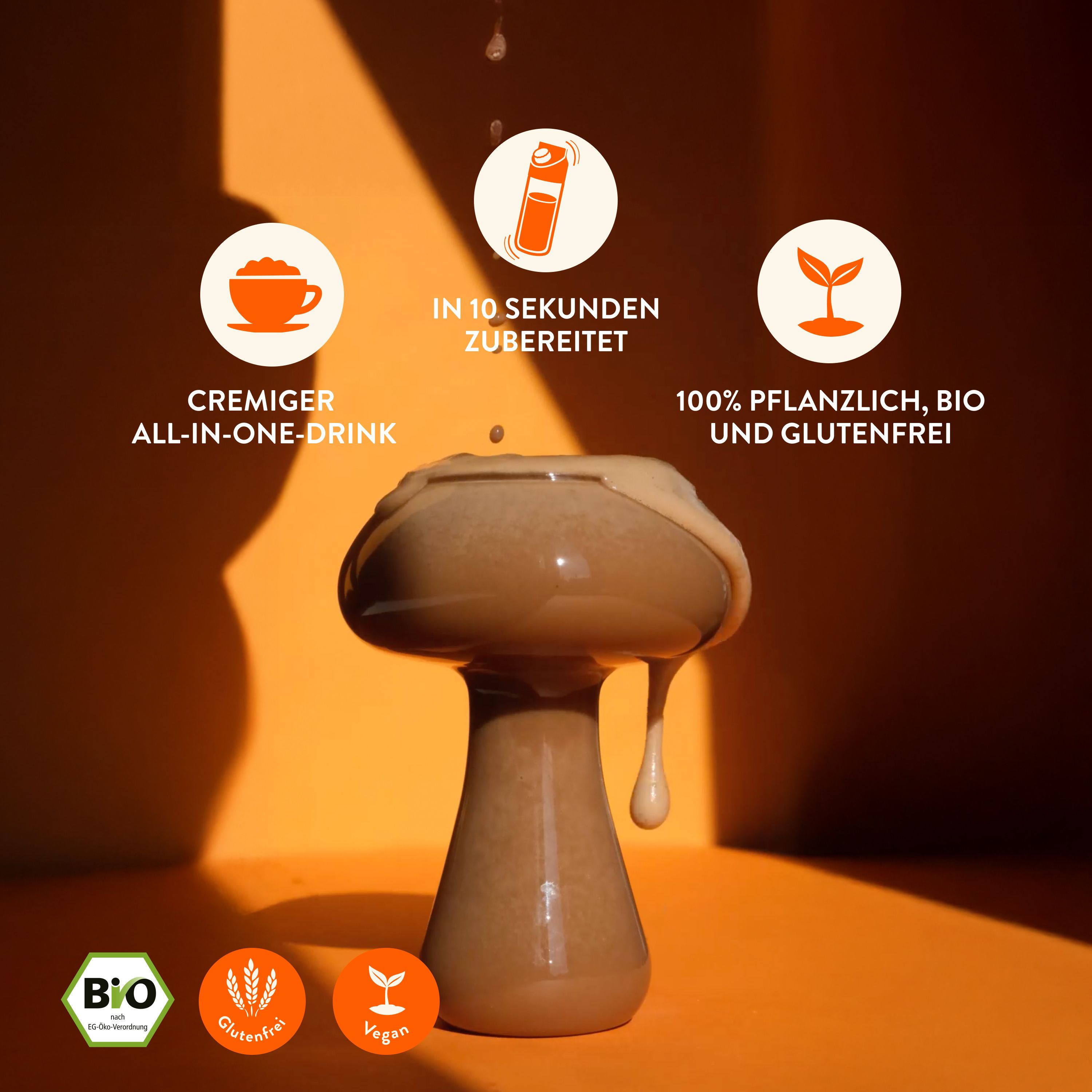 Pilz-Figur mit Flüssigkeit. Text: Cremiger All-in-One-Drink, in 10 Sekunden zubereitet, 100% pflanzlich, bio und glutenfrei.