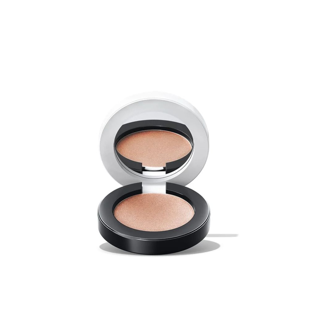 Geöffnete, weiße Lidschatten-Dose mit Spiegel. Der Lidschatten ist hellbraun. Schwarzer Rand um den Lidschatten.