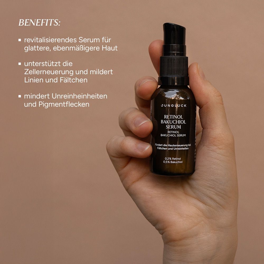 Braune Glasflasche mit schwarzem Pumpkopf. Hand hält Serum. Text: Retinol Bakuchiol Serum. Unterstützt Zellerneuerung & mildert Linien, Fältchen.