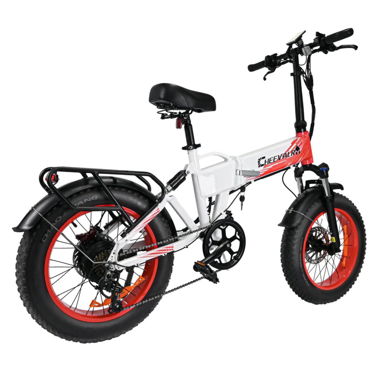 E-Bike mit roten Felgen. Weißes Rahmendesign mit roter Akzentfarbe. Schwarze Reifen und Sattel. Gepäckträger.