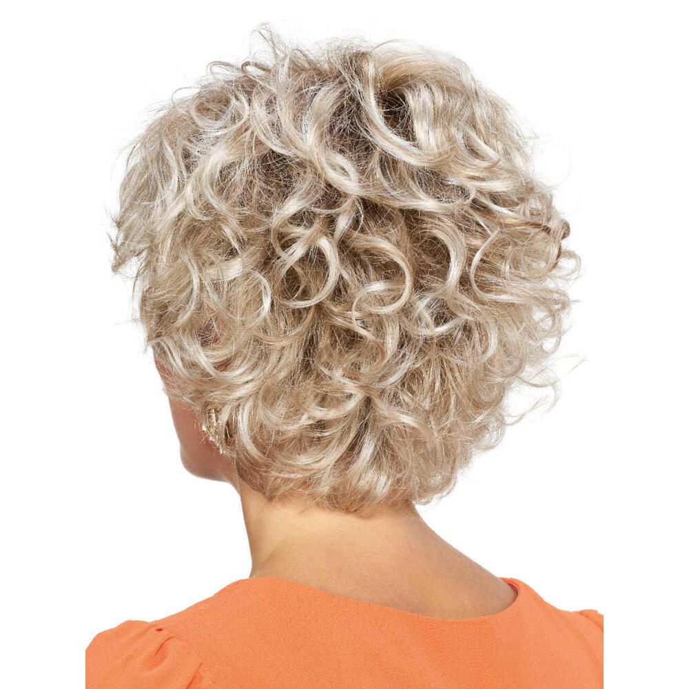 Rückansicht einer Kurzhaarperücke mit lockigem, blondem Haar. Orangefarbenes Oberteil.