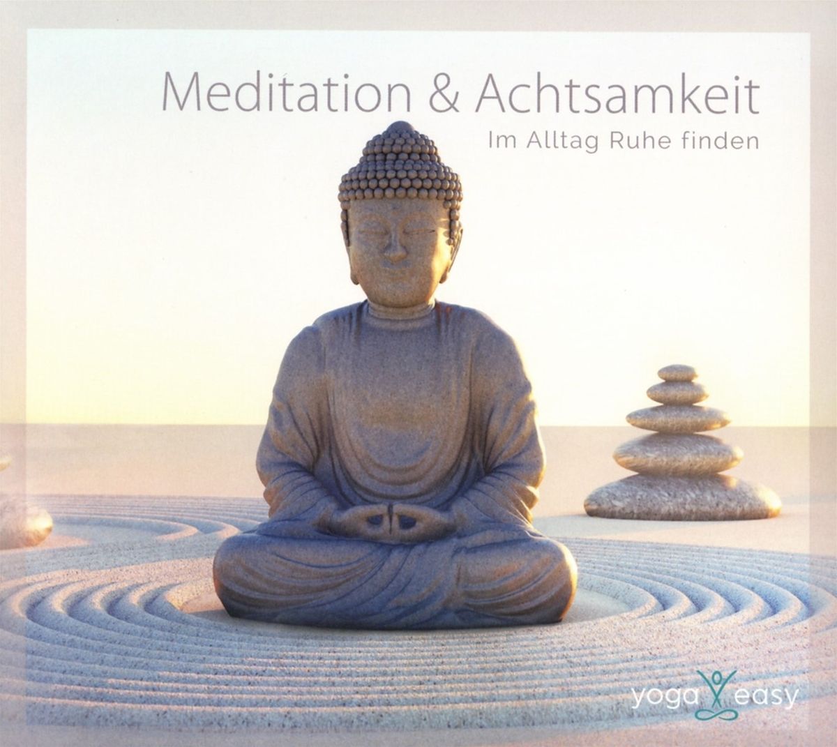 Buddha-Statue in Meditationshaltung, Steintürme, Sandmuster. Titel: Meditation & Achtsamkeit.