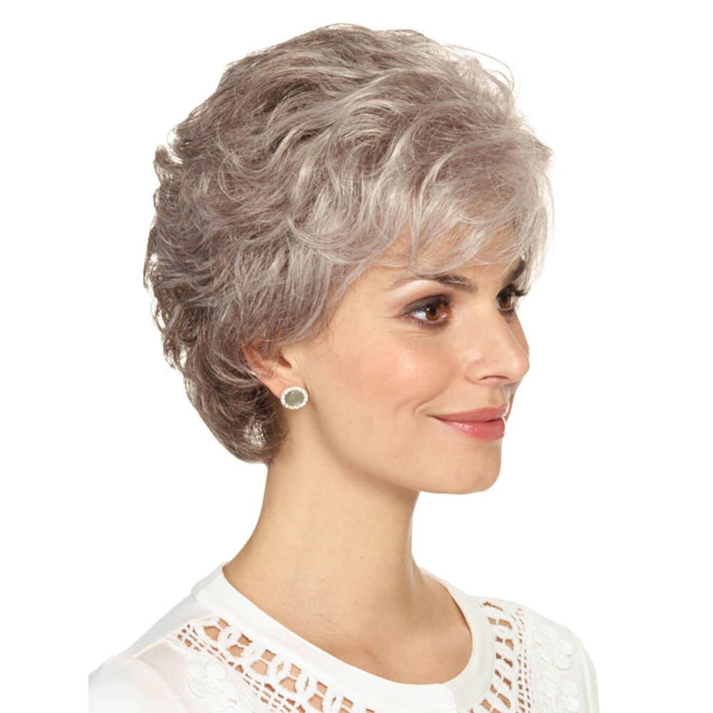 Perücke MONACO von DELUXE. Kurze, graue Kunsthaarperücke mit gewellter Struktur. Seitenansicht einer Frau.
