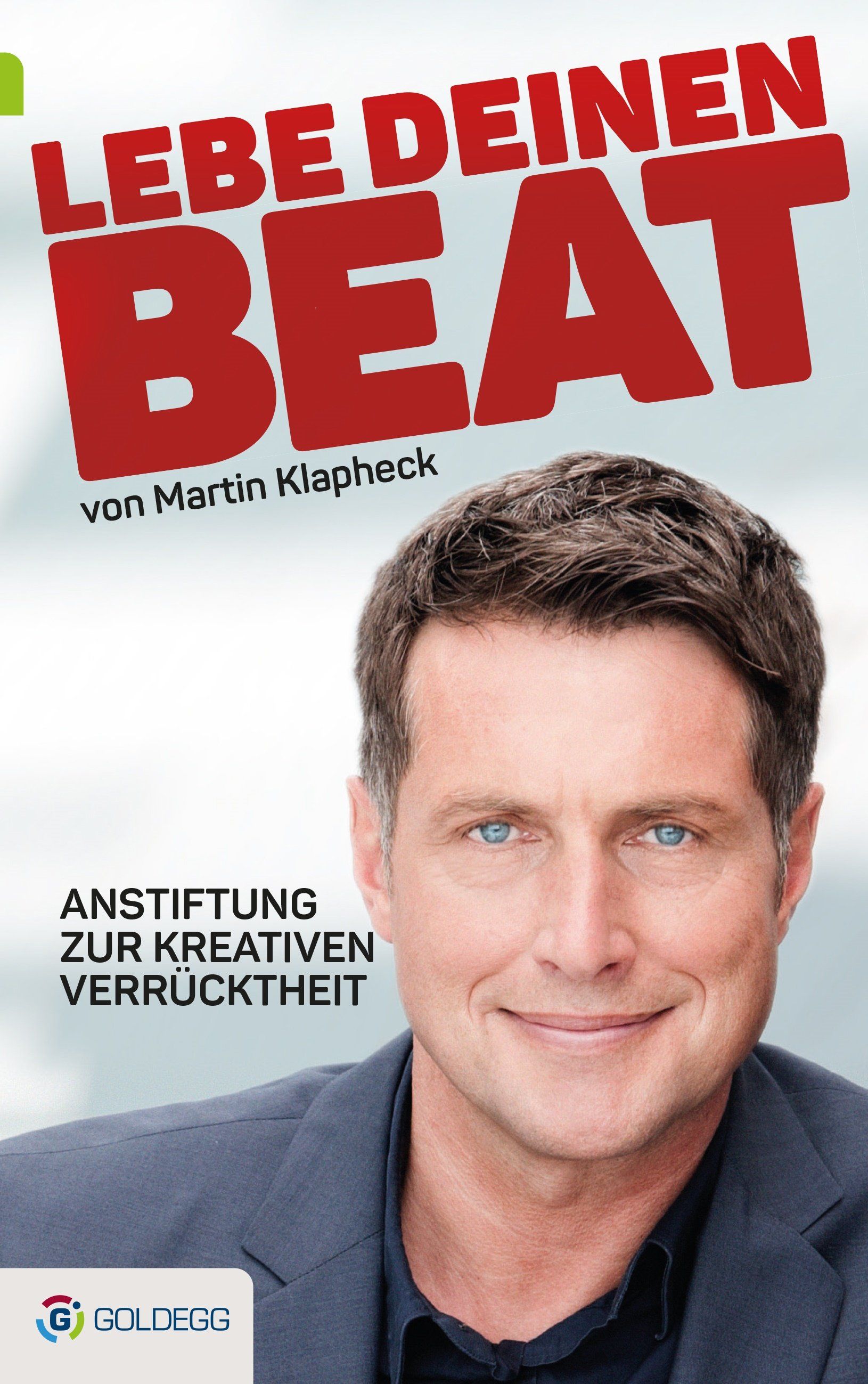 Buchcover mit dem Titel "LEBE DEINEN BEAT" in roter Schrift. Autor: Martin Klapheck. Porträt eines Mannes. Logo von Goldegg.