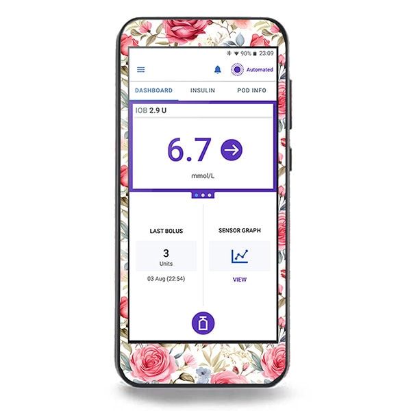 Smartphone mit floralem Aufkleber. Auf dem Bildschirm: Blutzuckerwert 6,7 mmol/L, Insulin- und Pod-Informationen.