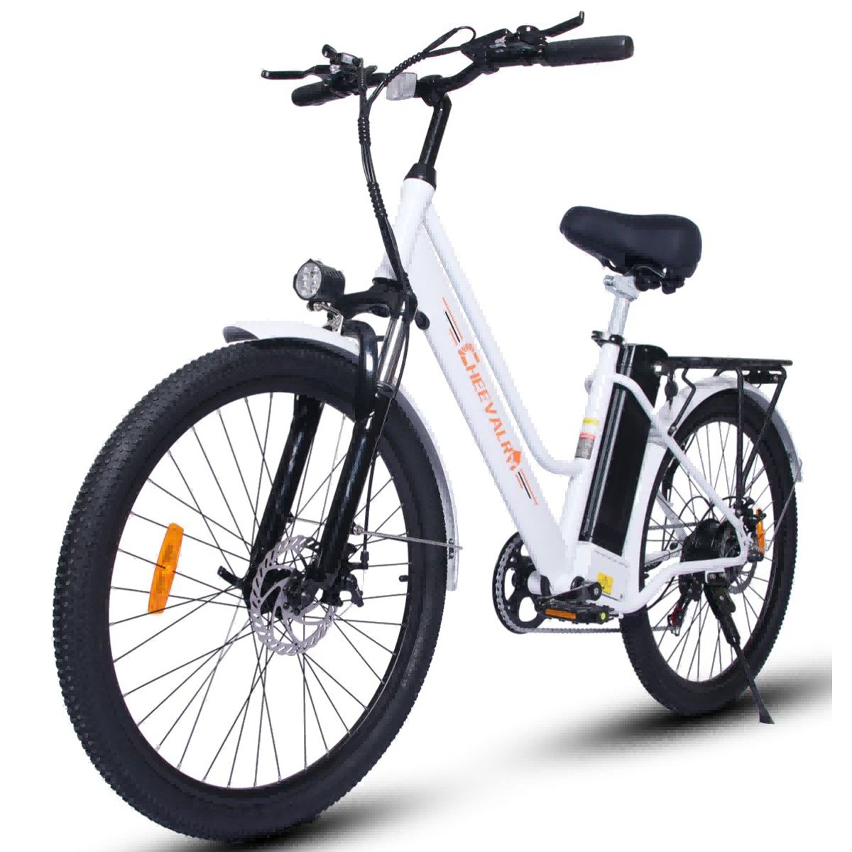 Weißes Elektrofahrrad mit schwarzem Rahmen, Scheinwerfer und Gepäckträger. Marke Cheevalry.