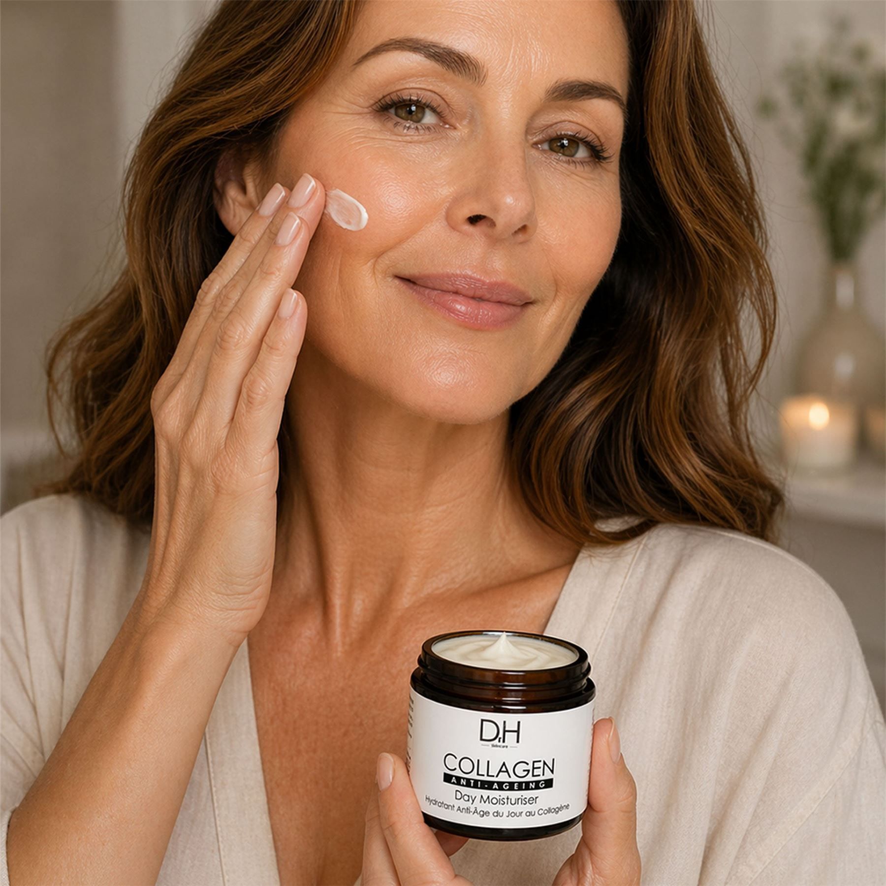 Frau trägt Dr H Collagen Anti-Age Tagescreme auf.