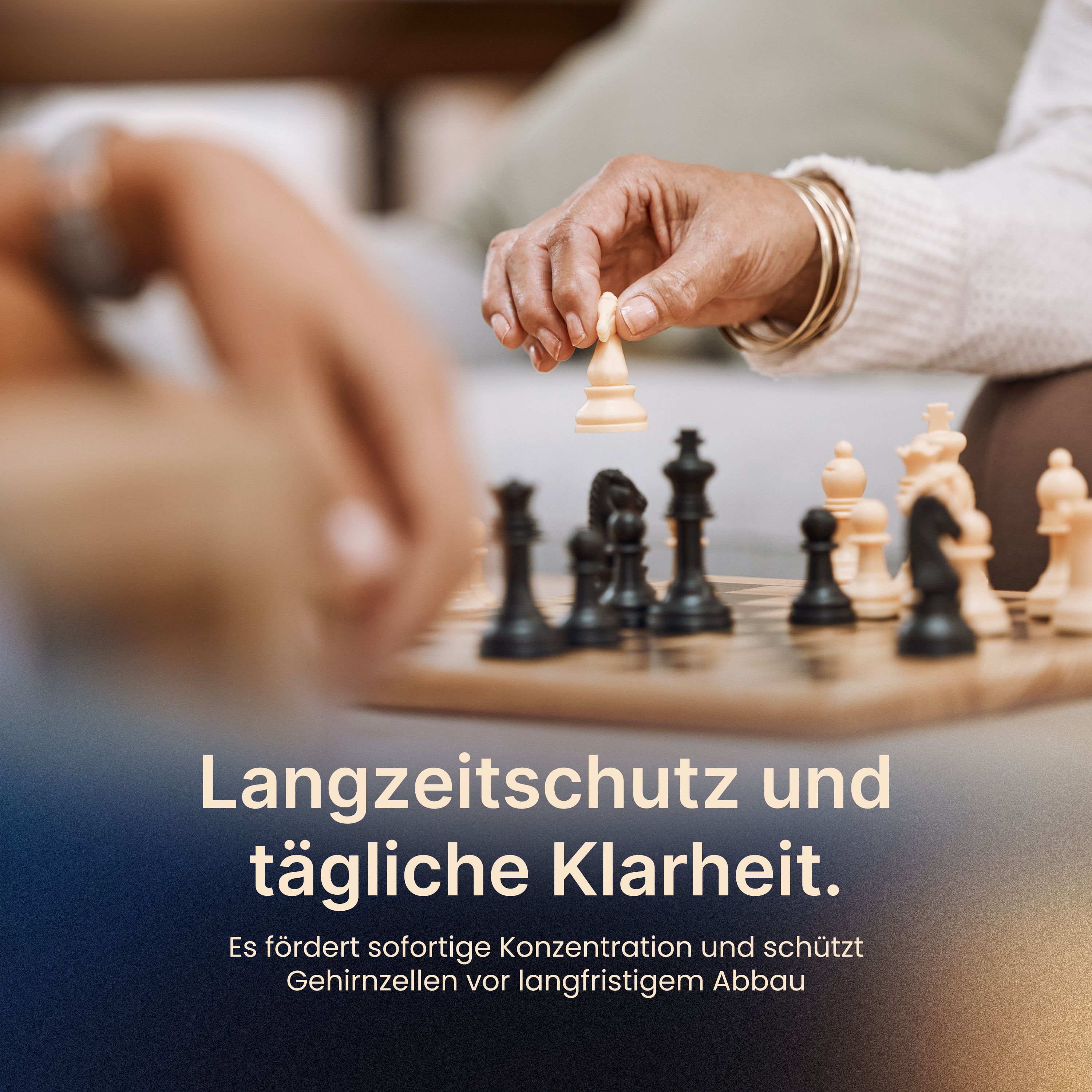Person spielt Schach. Text: Langzeitschutz und tägliche Klarheit. Fördert Konzentration und schützt Gehirnzellen.