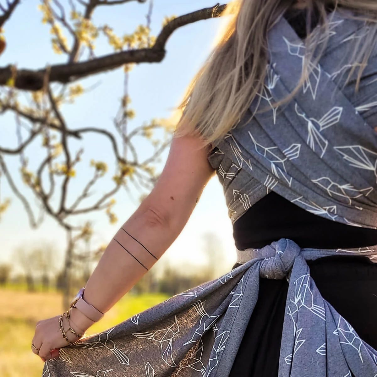 Elastisches Tragetuch Design grau mit Kolibris HOPPEDIZ