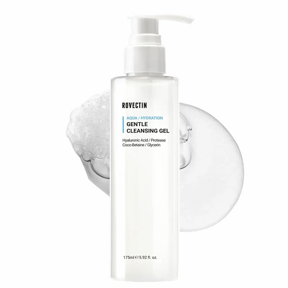 Transparente Flasche mit weißem Pumpverschluss und Schaum. Aufschrift: ROVECTIN Aqua Hydration Gentle Cleansing Gel. Enthält Hyaluronsäure, Protease, Coco-Betain, Glycerin.