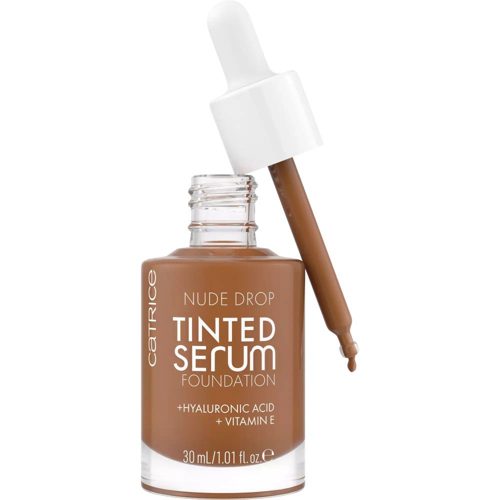 Braune Foundation-Flasche mit Pipette. Aufschrift: Nude Drop Tinted Serum Foundation, Hyaluronsäure + Vitamin E. 30 ml.