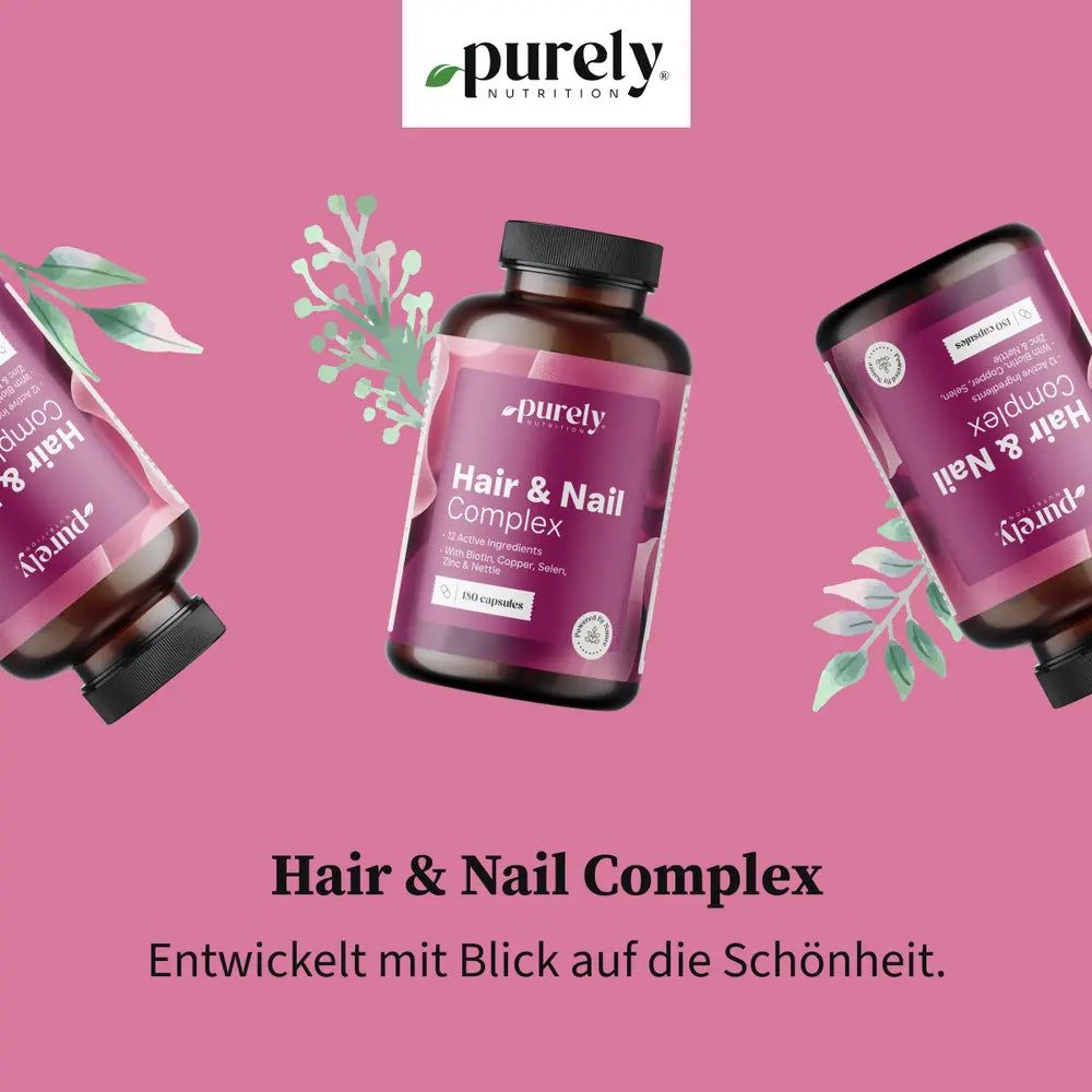 Drei Flaschen 'Hair & Nail Complex' von Purely Nutrition auf rosa Hintergrund. Eine Flasche ist zentriert, die anderen beiden sind seitlich angeordnet.