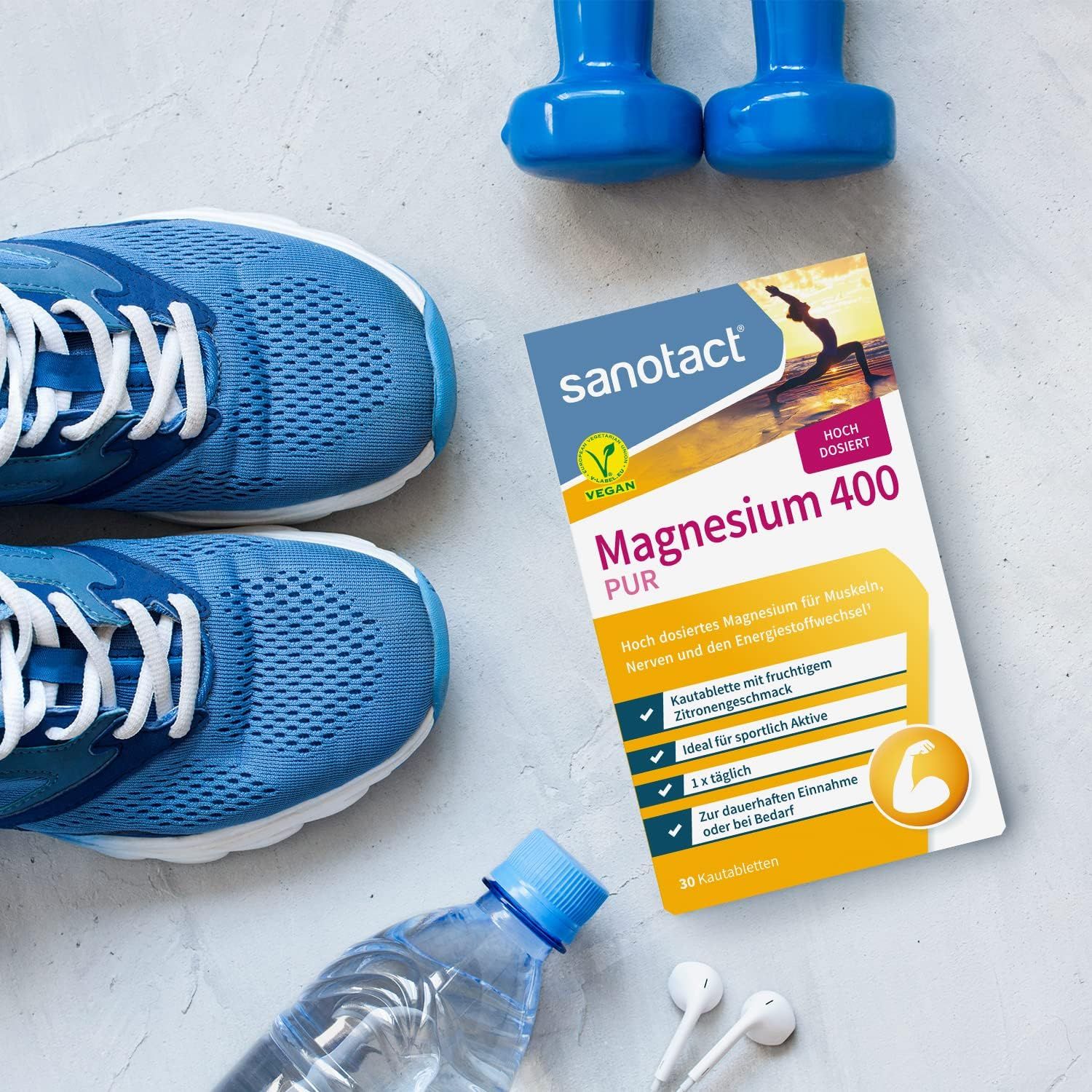 sanotact Magnesium 400 Packung mit Sportausrüstung. Text: Magnesium 400 PUR. 30 Kautabletten. Vegan-Siegel. Wasserflasche, Kopfhörer, Schuhe.