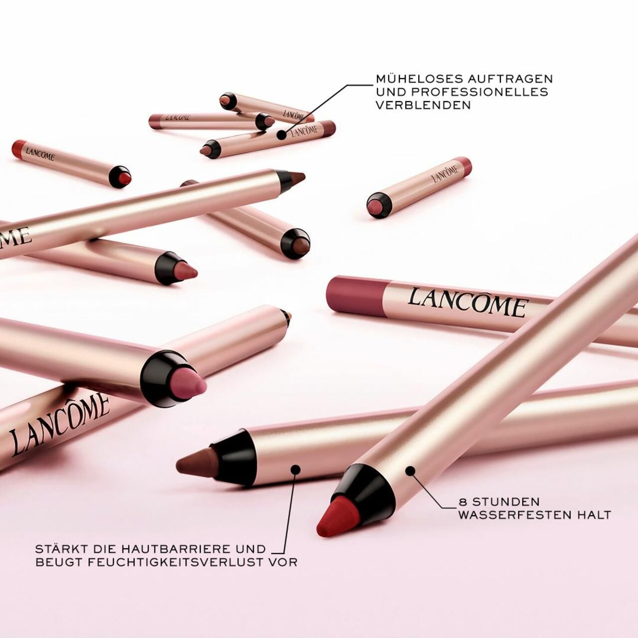 Mehrere Lipliner in Roségold. Text: Müheloses Auftragen und professionelles Verblenden. 8 Stunden wasserfester Halt. Aufschrift: Lancôme.