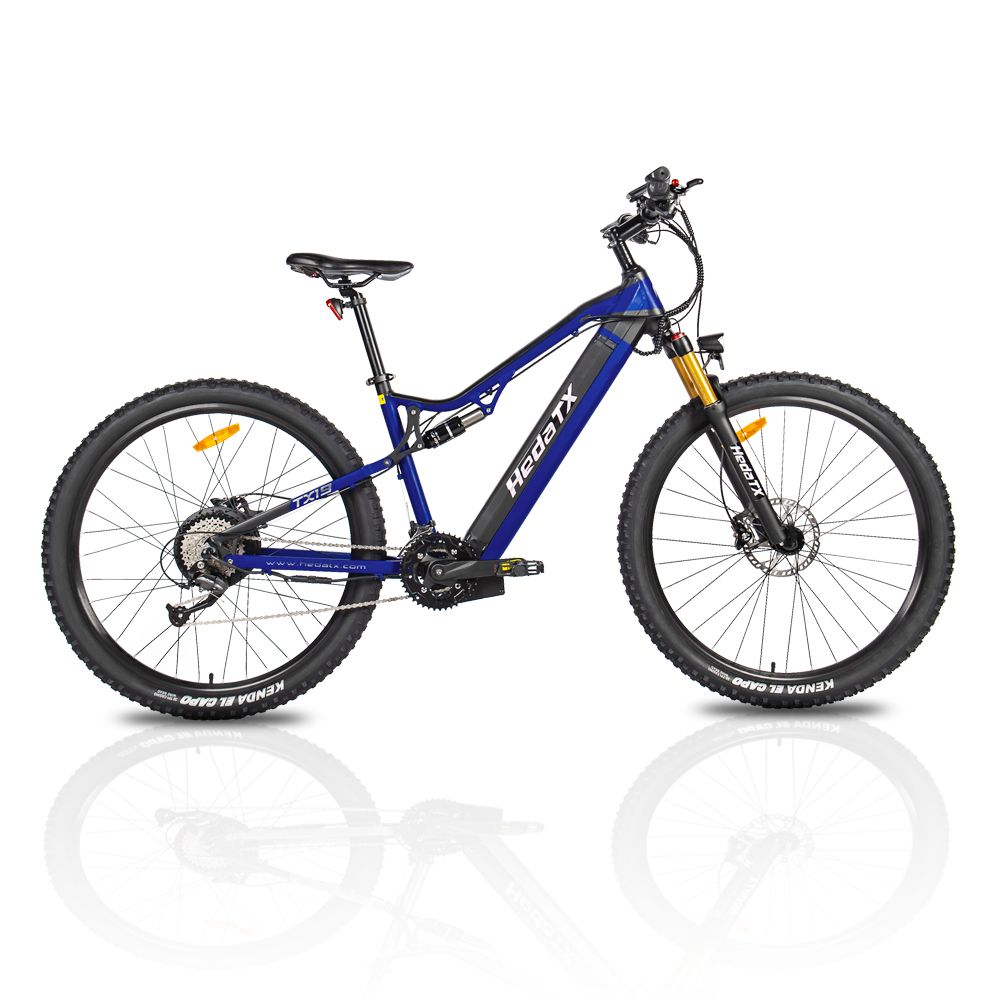 Blaues E-Mountainbike HedaTX TX19. Schwarze Reifen, goldene Gabel, schwarzer Sattel. Aufschrift HedaTX. Seitenansicht.
