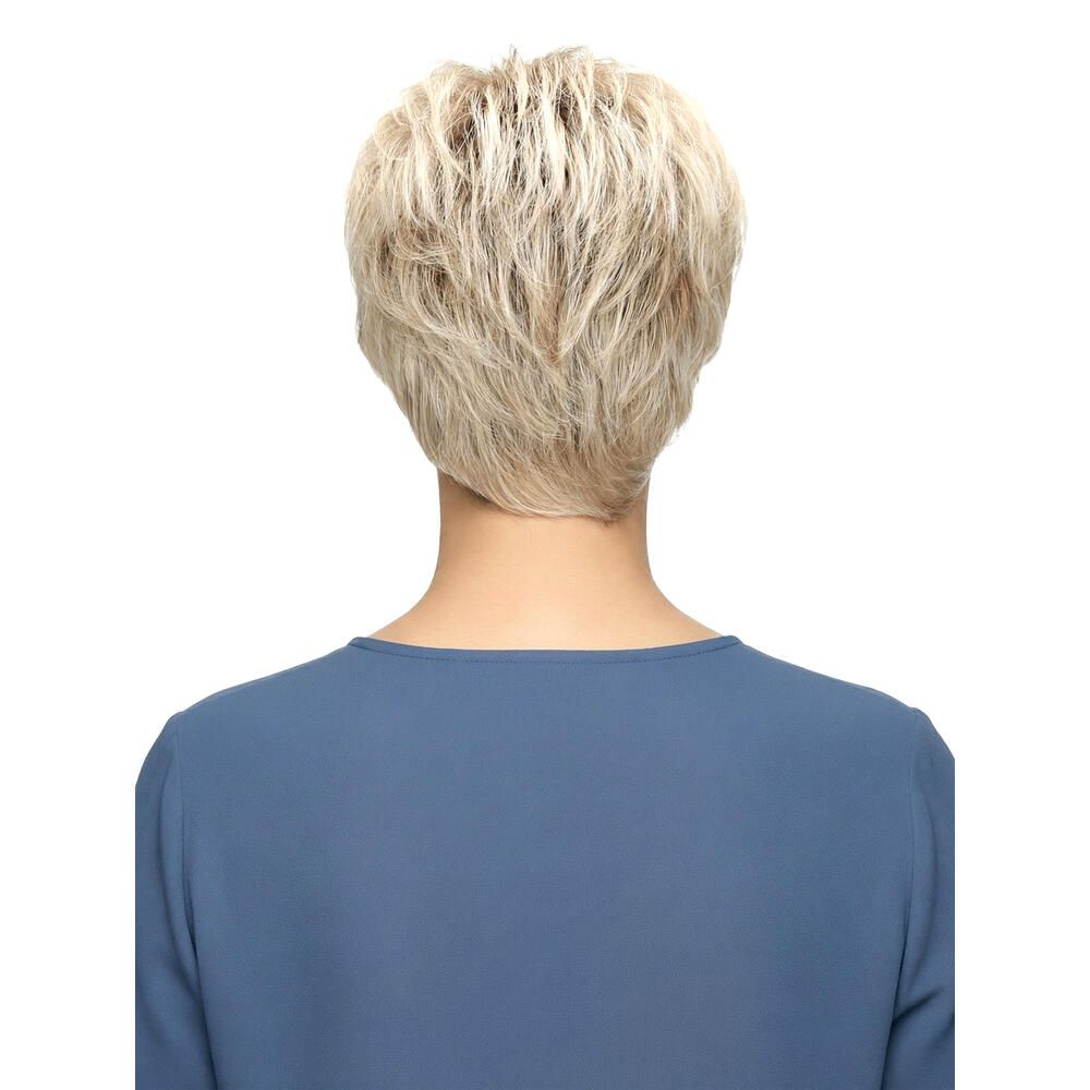 Rückansicht einer blonden Kurzhaarperücke. Die Perücke hat einen kurzen, gestuften Schnitt. Die Frau trägt ein blaues Oberteil.