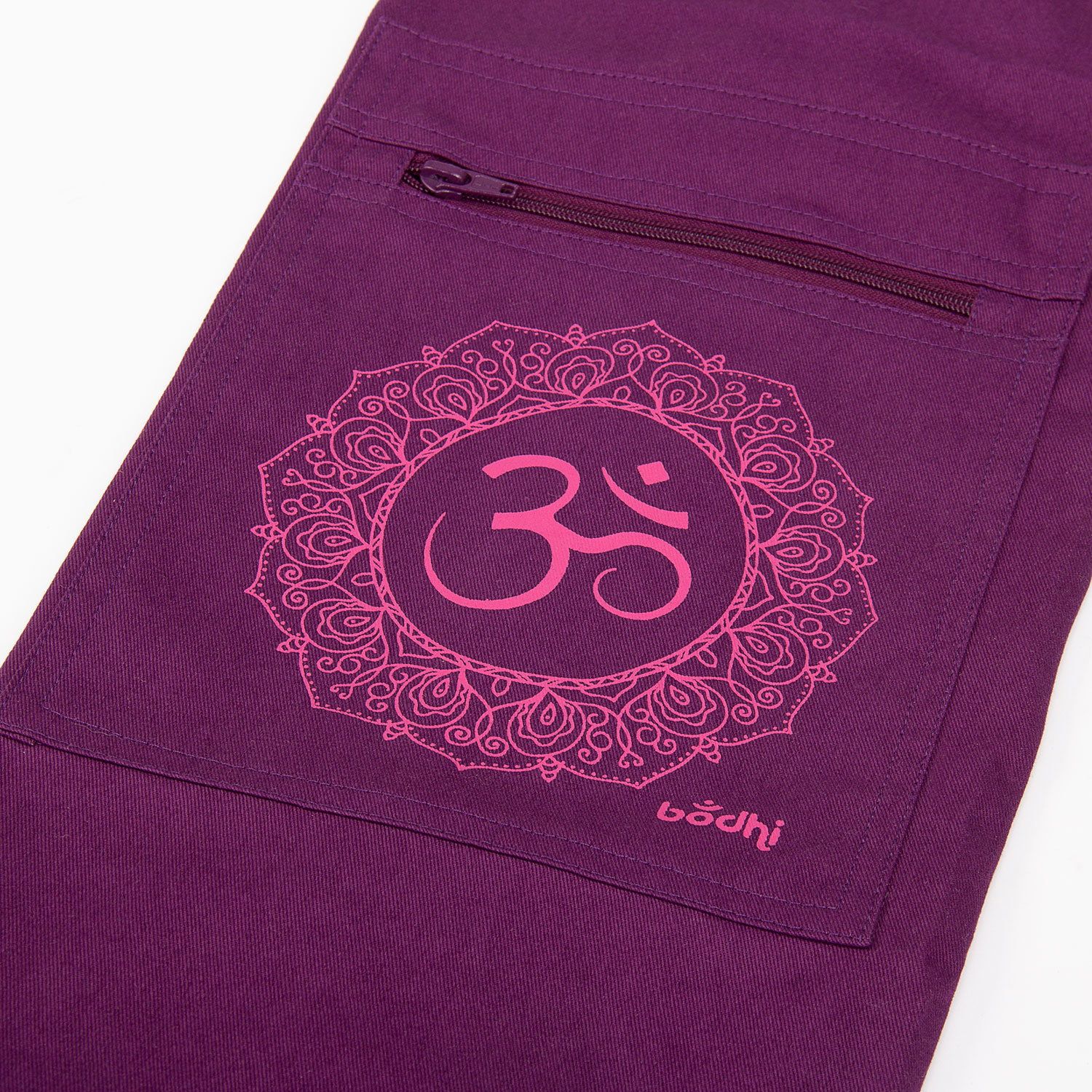 Detailansicht: Lila Baumwoll-Tasche mit OM-Mandala-Aufdruck und Reißverschluss.