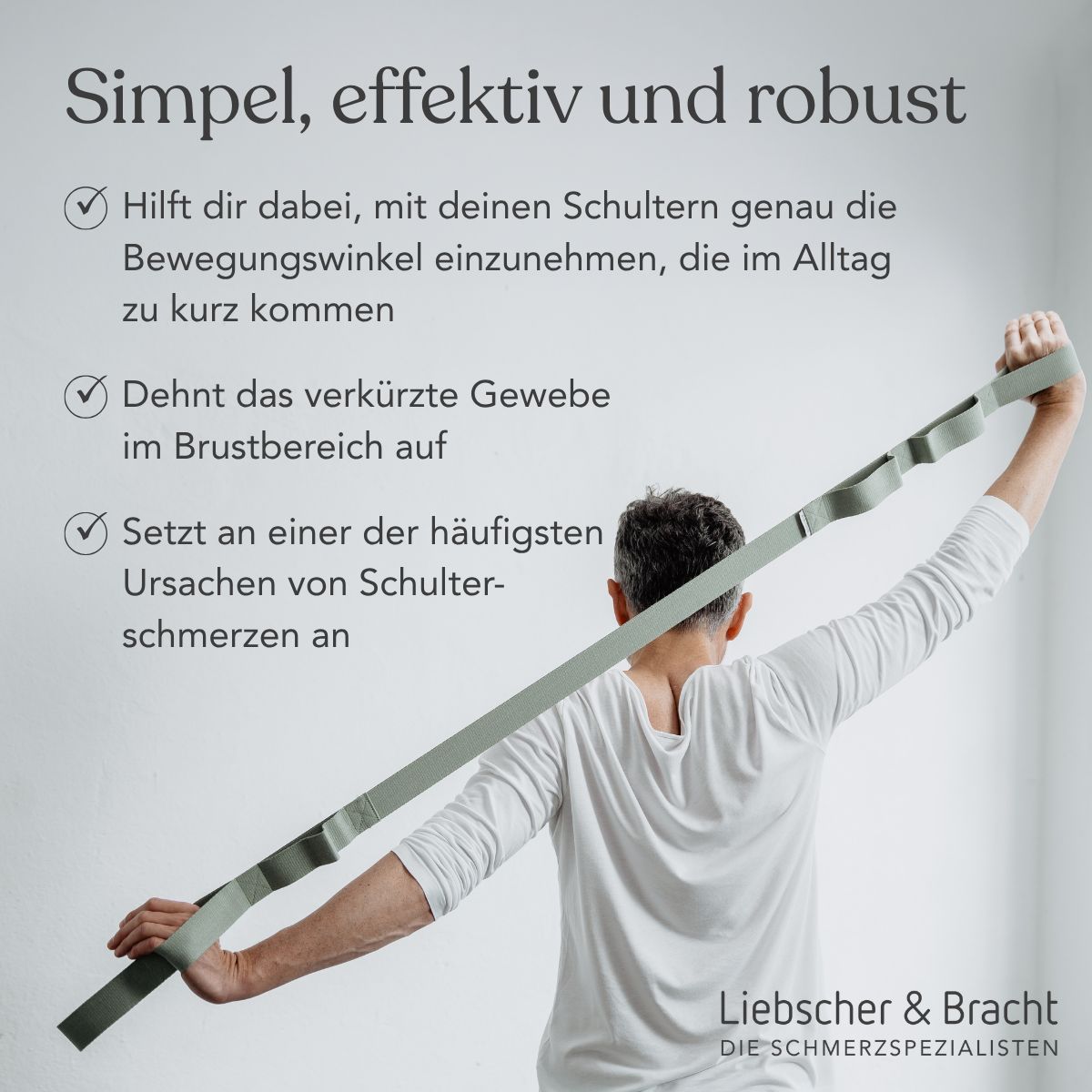Mann mit dem Rücken zur Kamera, der ein hellgrünes Band mit Schlaufen über dem Kopf hält.